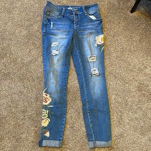 Ripped jeans, with flower embroidery